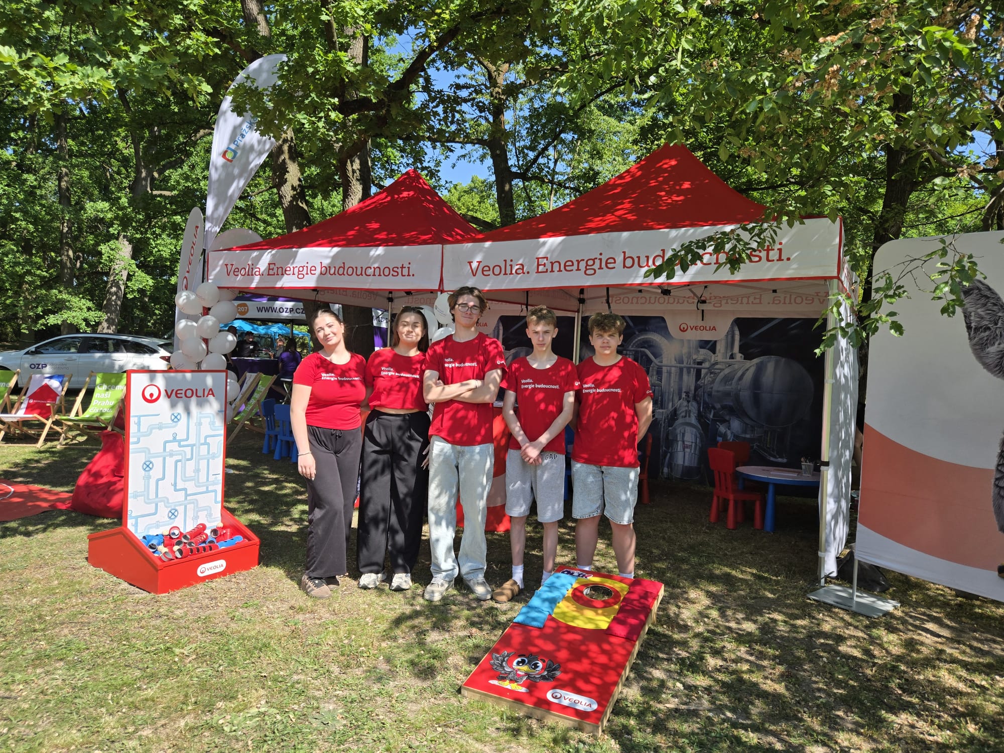 Tým Veolia před eventovým stanem